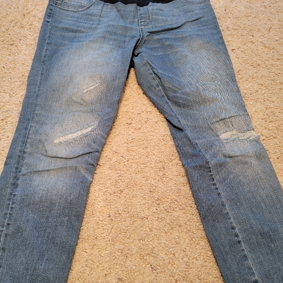 Liz Lange Maternity Full Belly Pannel Distressed Jeggings, Light Wash Size Large - Picture 3 of 5